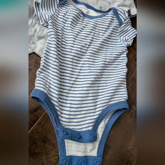 Bundle of 6 onesies - Picture 2 of 9